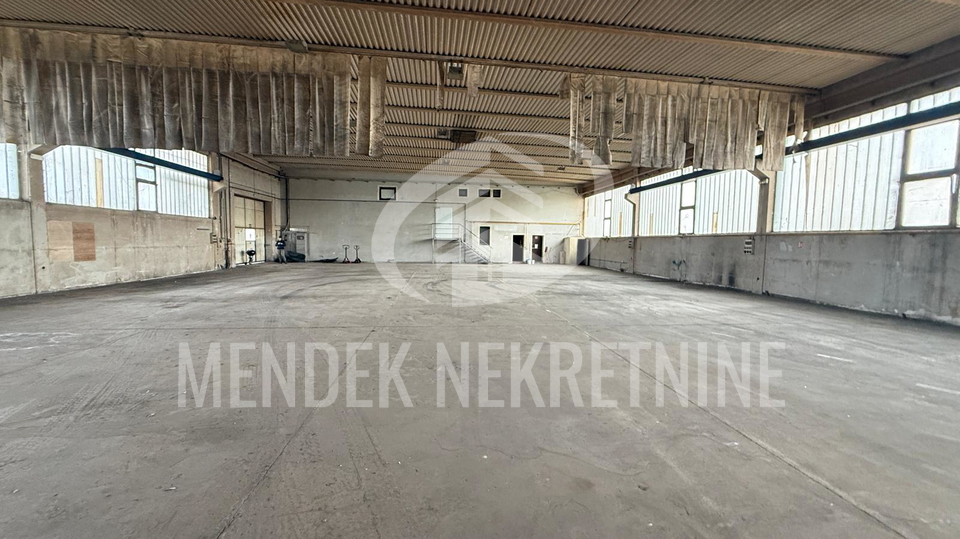 Hala&comma; proizvodna&sol;poslovna zgrada 1&period;500m2&comma;  proizvodno skladi&scaron;na &plus; dvori&scaron;te 30&period;000 m2&comma; Vara&zcaron;din&comma; zakup