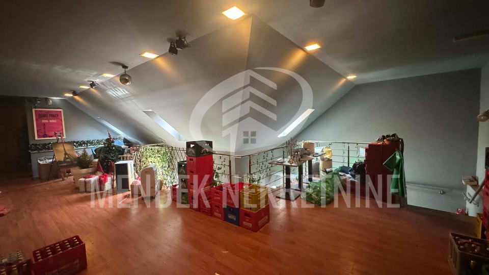 Caffe bar za zakup &vert; 185 m&sup2; &plus; terasa &vert; Strogi Centar Vara&zcaron;dina