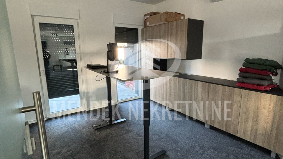 POSLOVNI PROSTOR 168 m&sup2;&comma; 1&period; KAT&comma; uredski prostor s terasom&sol;lo&dstrok;om&comma; parking&comma; zakup