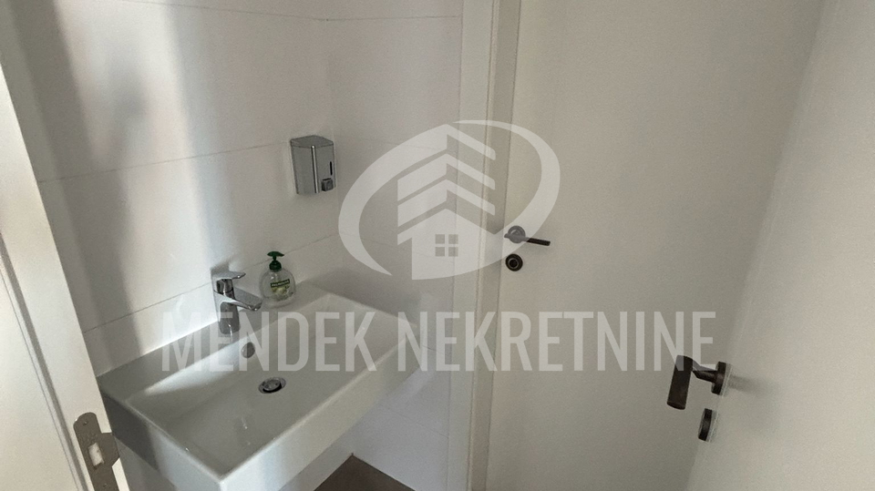 POSLOVNI PROSTOR 168 m&sup2;&comma; 1&period; KAT&comma; uredski prostor s terasom&sol;lo&dstrok;om&comma; parking&comma; zakup