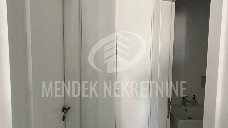 POSLOVNI PROSTOR 168 m&sup2;&comma; 1&period; KAT&comma; uredski prostor s terasom&sol;lo&dstrok;om&comma; parking&comma; zakup