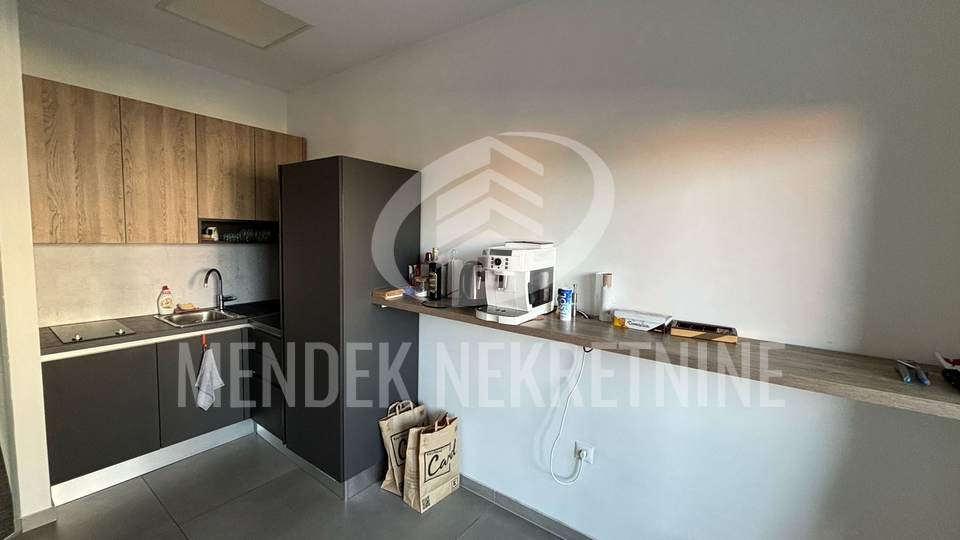 POSLOVNI PROSTOR 168 m&sup2;&comma; 1&period; KAT&comma; uredski prostor s terasom&sol;lo&dstrok;om&comma; parking&comma; zakup
