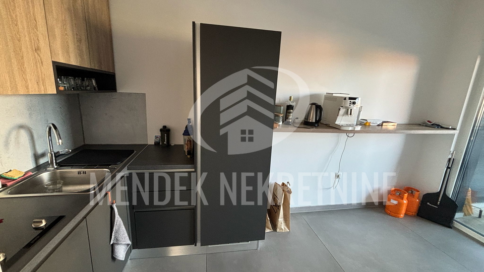 POSLOVNI PROSTOR 168 m&sup2;&comma; 1&period; KAT&comma; uredski prostor s terasom&sol;lo&dstrok;om&comma; parking&comma; zakup