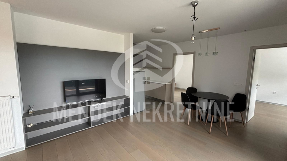 4 SOBAN STAN 78 m2&comma; spremi&scaron;te i parkirno mjesto u gara&zcaron;i&comma; najam&comma; Vara&zcaron;din