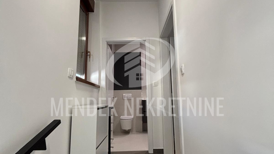 1&period; NAJAM - 2 SOBAN STAN 50 m2&comma; parking u strogom centru&comma; Vara&zcaron;din