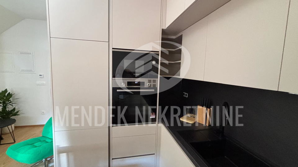 1&period; NAJAM - 2 SOBAN STAN 50 m2&comma; parking u strogom centru&comma; Vara&zcaron;din