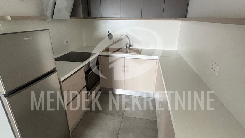 4 SOBAN URED 78 m2&comma; spremi&scaron;te i parkirno mjesto u gara&zcaron;i&comma; najam&comma; Vara&zcaron;din