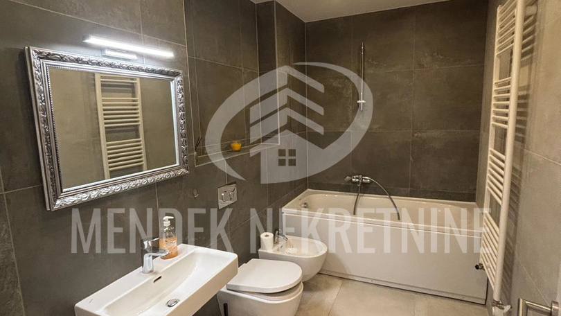 4 SOBAN URED 78 m2&comma; spremi&scaron;te i parkirno mjesto u gara&zcaron;i&comma; najam&comma; Vara&zcaron;din