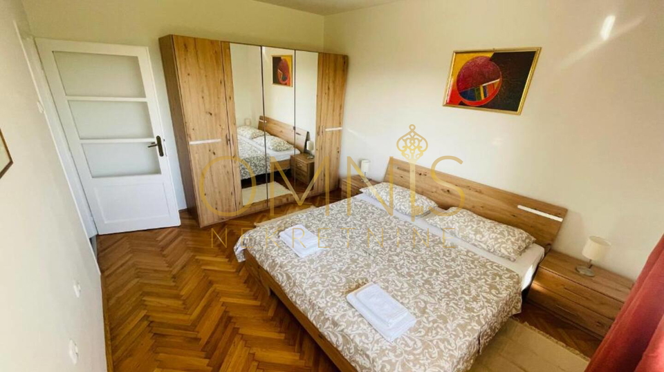 Iznajmljuje se prostran i potpuno namješten trosoban stan