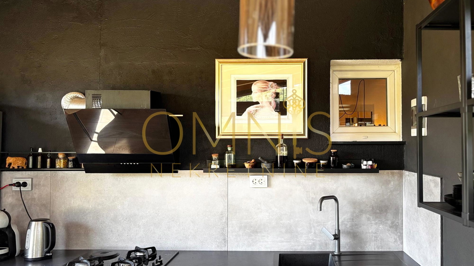 Dizajnerski stan okružen zelenilom – ekskluzivni najam u Podhumu