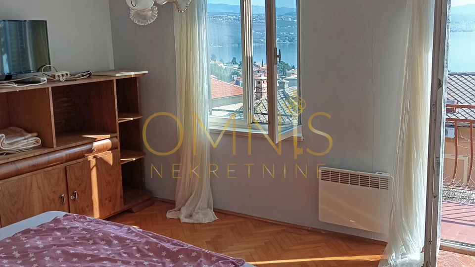 Iznajmljuje se dugoročno prostran četverosobni stan od 90 m²