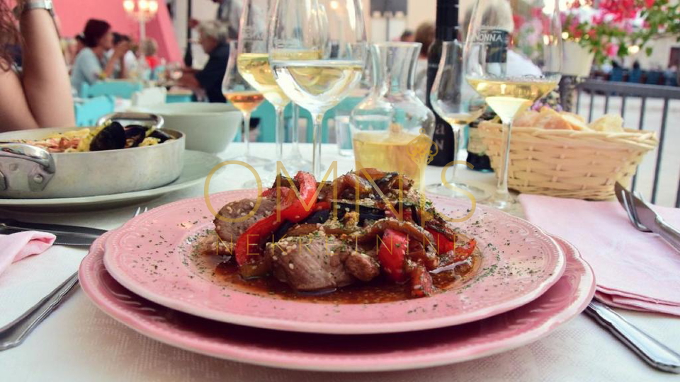 FAŽANA – RESTORAN I HERITAGE BOUTIQUE HOTEL U ZGRADI STAROJ 500 GODINA, 100 m OD MORA