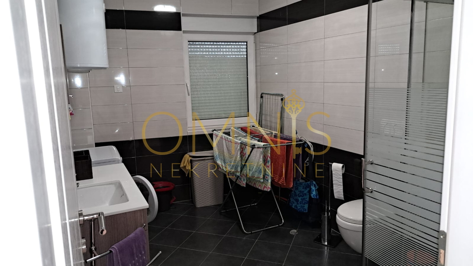 Crikvenica, apartment 100m2, 2 bedrooms + living room with dining area, 3 parking spaces, for sale!