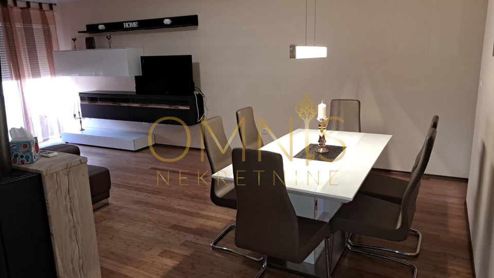 Crikvenica, apartment 100m2, 2 bedrooms + living room with dining area, 3 parking spaces, for sale!