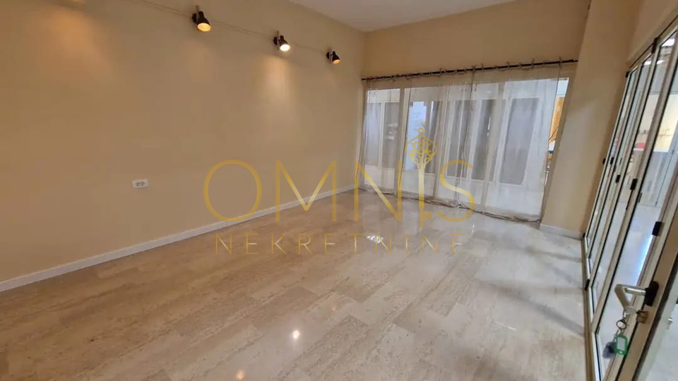 Krk- Poslovni prostor za prodaju ili najam – Grad Krk, 26 m², centar!