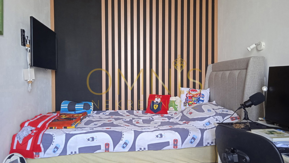 OPATIJA – Two-bedroom apartment with living room, sea view, balcony, and parking space