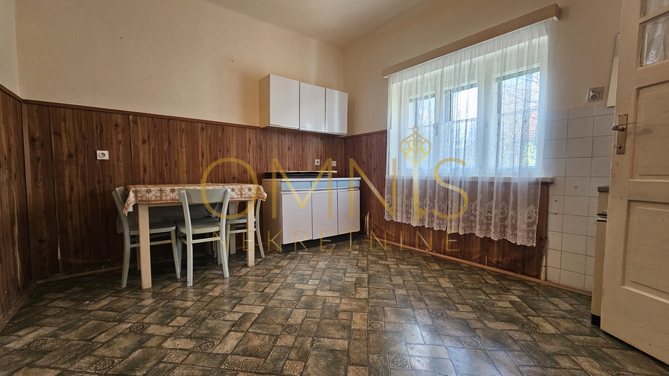 Fužine, Lič - kuće sa urednom velikom okućnicom