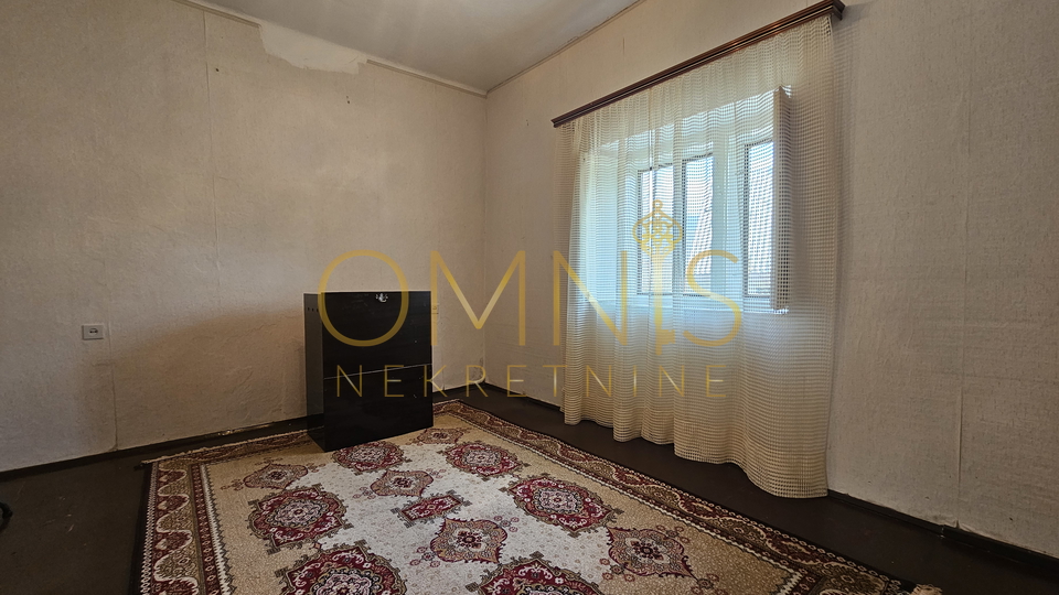Fužine, Lič - kuće sa urednom velikom okućnicom