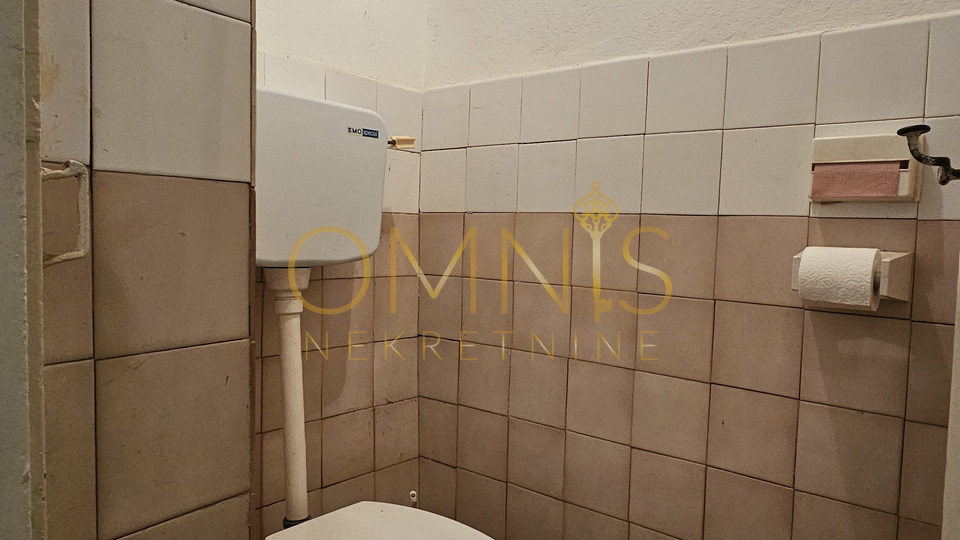 Fužine, Lič - kuće sa urednom velikom okućnicom