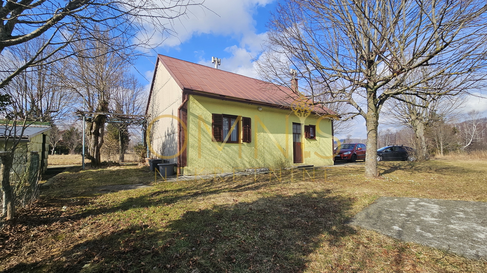 Fužine, Lič - kuće sa urednom velikom okućnicom