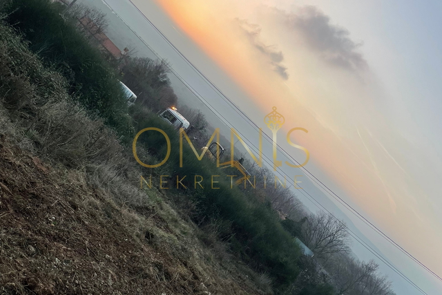 Istra, Labin - građevinsko zemljište 1074m2 s građ. dozvolom