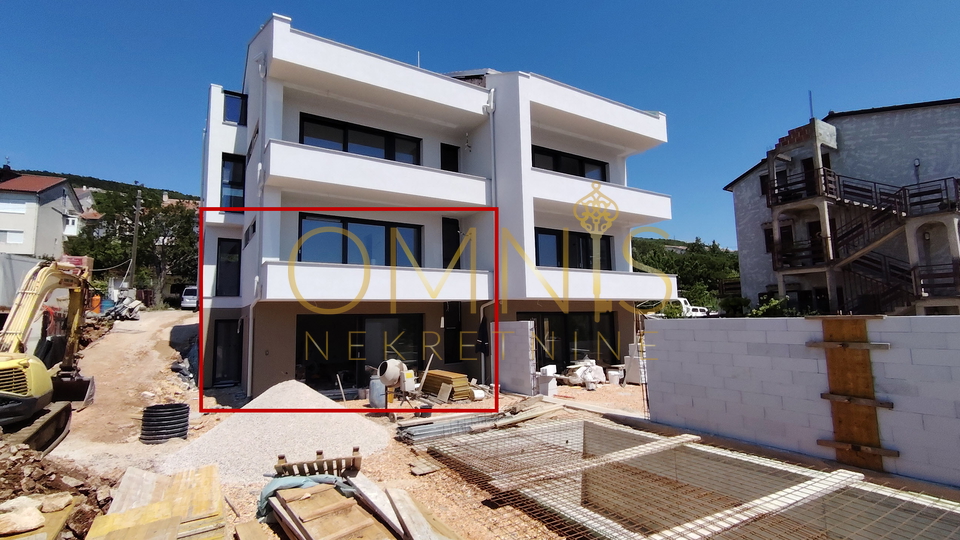 Luxury two-story apartment with garden and swimming pool – 120 m² of living space + 200 m² of private garden
