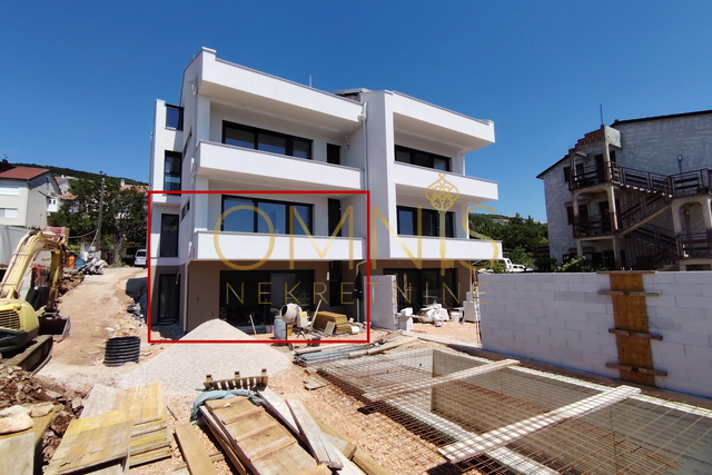 Luxury two-story apartment with garden and swimming pool – 120 m² of living space + 200 m² of private garden