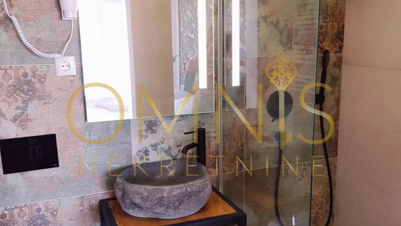 PAG – OBITELJSKI HOTEL 50 m OD MORA! 600 m² – IZVRSNA INVESTICIJA