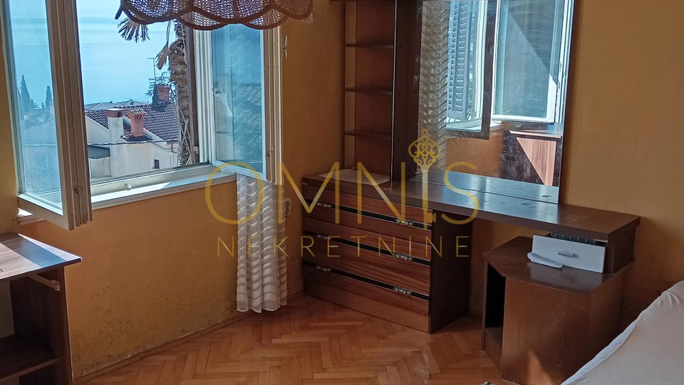 Iznajmljuje se dugoročno prostran četverosobni stan od 90 m²