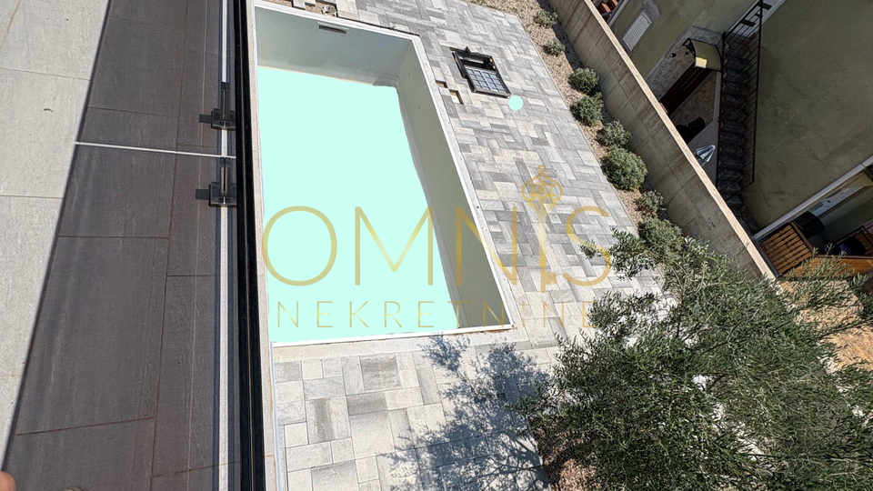 OTOK KRK, GRAD KRK (okolica) – Moderna luksuzna vila s bazenom i pogledom na more