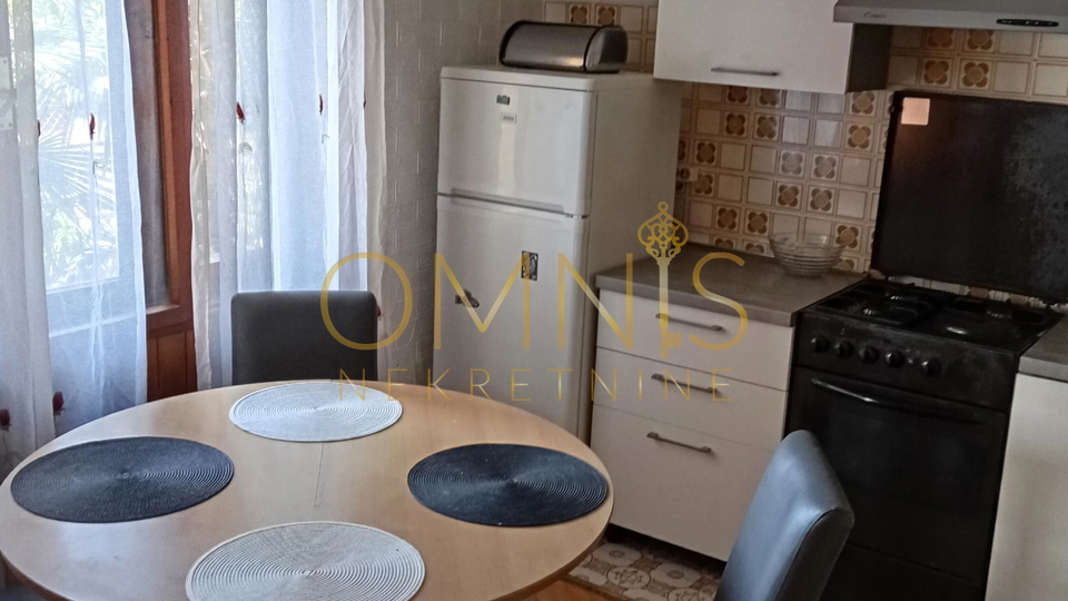 Iznajmljuje se dugoročno prostran četverosobni stan od 90 m²