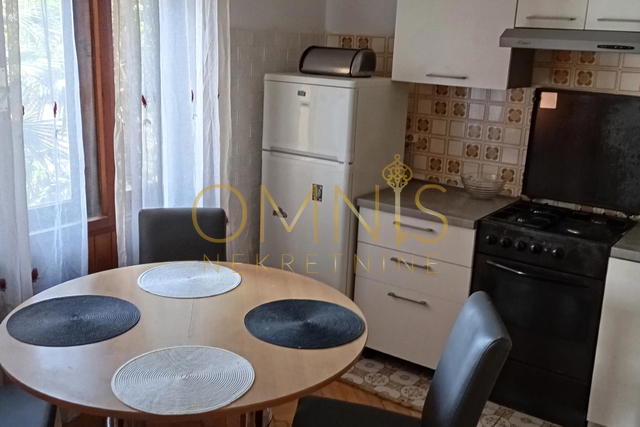 Iznajmljuje se dugoročno prostran četverosobni stan od 90 m²