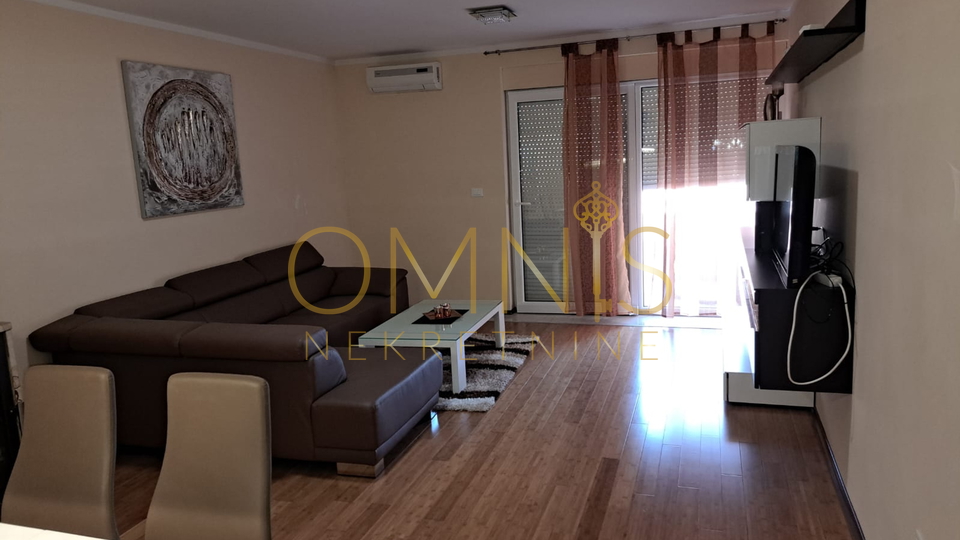 Crikvenica, apartment 100m2, 2 bedrooms + living room with dining area, 3 parking spaces, for sale!