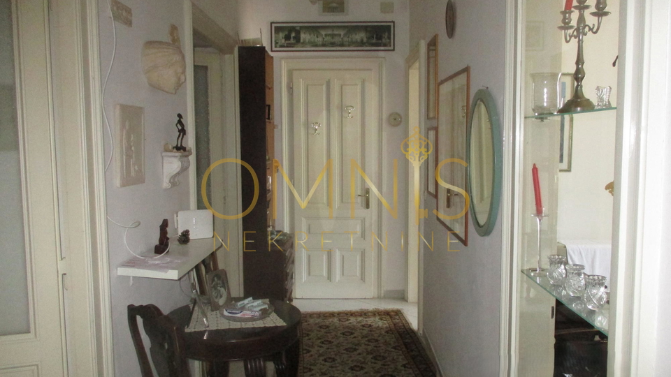Trosobni stan na Belvederu, 90 m² – visoko prizemlje s balkonom