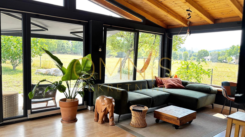 Dizajnerski stan okružen zelenilom – ekskluzivni najam u Podhumu