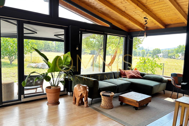 Dizajnerski stan okružen zelenilom – ekskluzivni najam u Podhumu