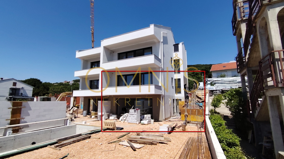 Luxury apartment with a pool and yard – 152 m² + 200 m² private outdoor space