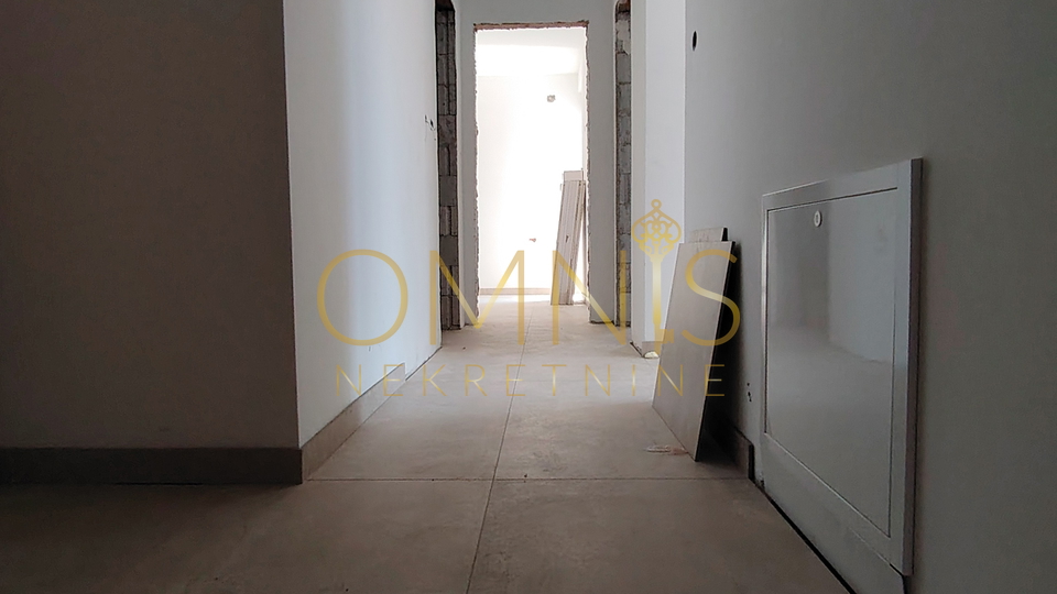 Luxury apartment with a pool and yard – 152 m² + 200 m² private outdoor space