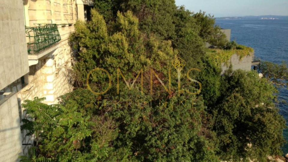 Prodaje se trosoban stan prvi red do mora – Rijeka, 110 m²