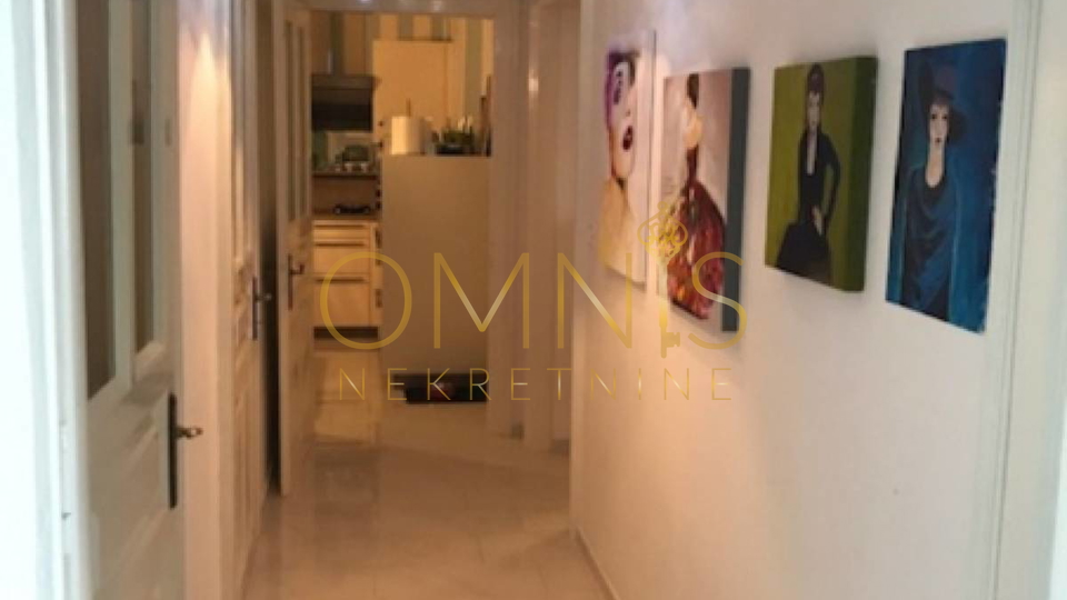 Prodaje se trosoban stan prvi red do mora – Rijeka, 110 m²