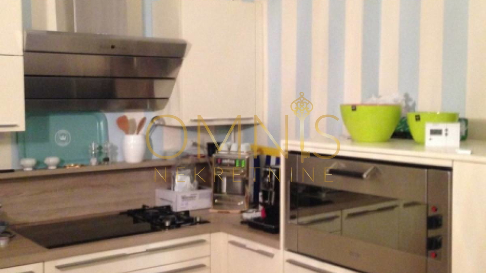Prodaje se trosoban stan prvi red do mora – Rijeka, 110 m²