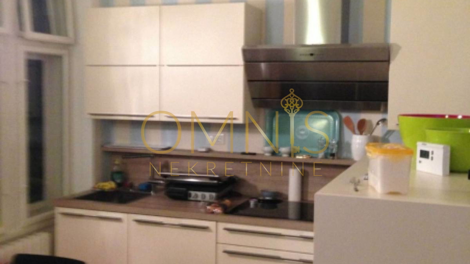 Prodaje se trosoban stan prvi red do mora – Rijeka, 110 m²