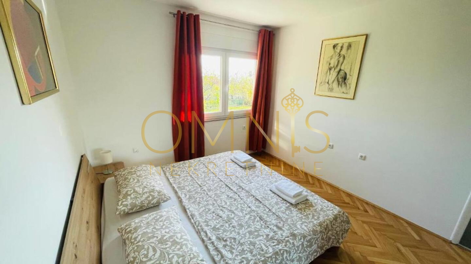 Iznajmljuje se prostran i potpuno namješten trosoban stan