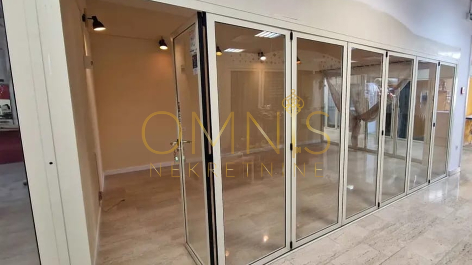 Krk- Poslovni prostor za prodaju ili najam – Grad Krk, 26 m², centar!