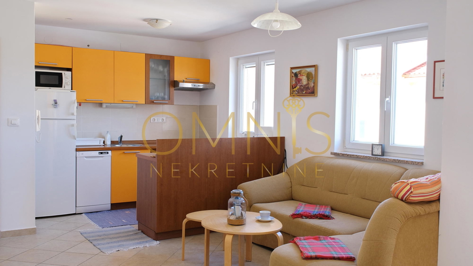 OTOK KRK – KLIMNO, trosoban apartman 60 m² s pogledom na more, 300 m od plaže