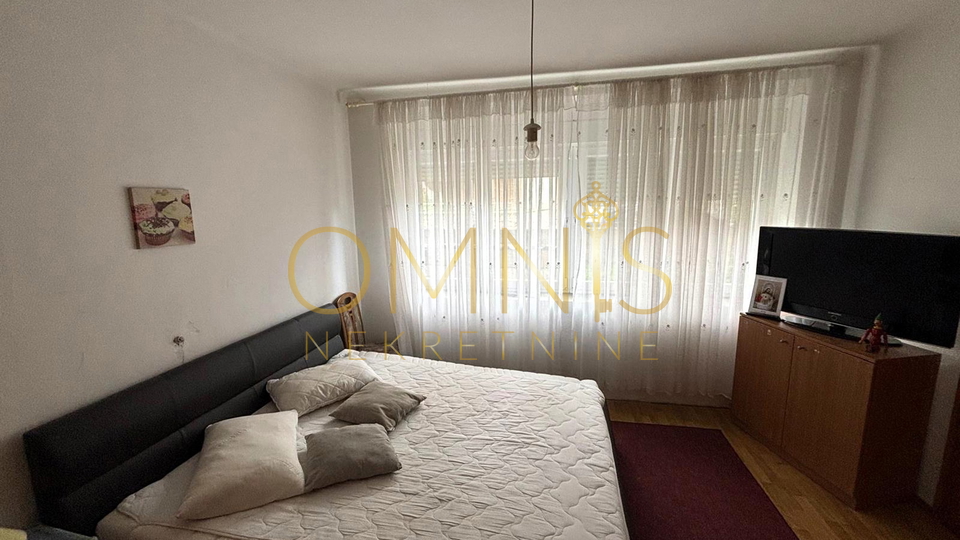 Novi Vinodolski – Prostrani stan od 80 m² s parkirnim mjestom