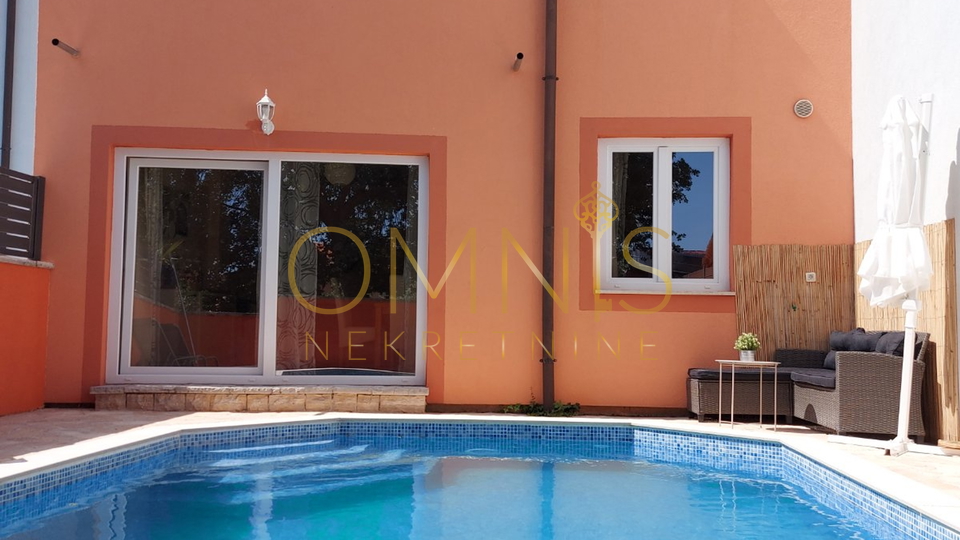 Istra, Loborika - prodaja kuće u nizu, 150m2, bazen!