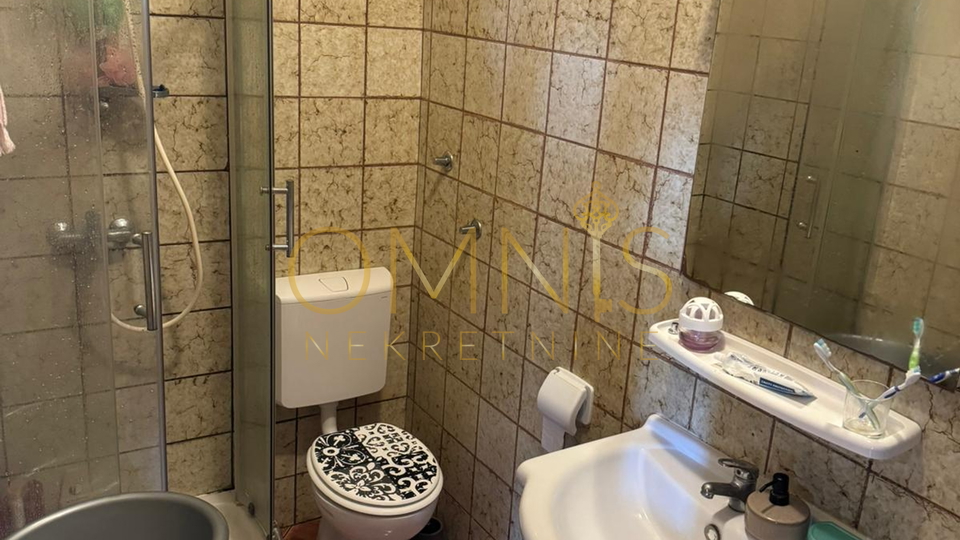 Viškovo, samostojeća kuća s okućnicom i garažom!