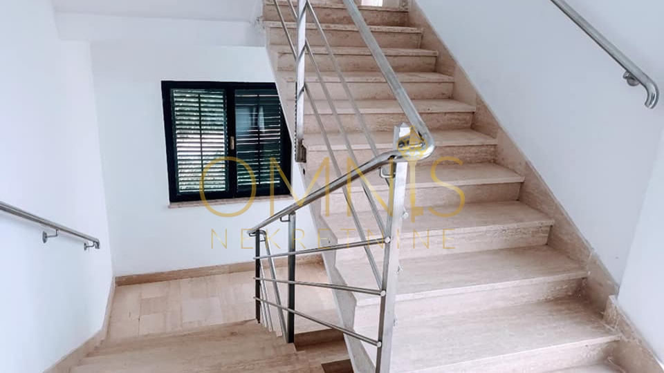 Pehlin, samostojeća kuća 580m2 + okučnica 1212m2, pogled na cijeli Kvarner, prodaja!
