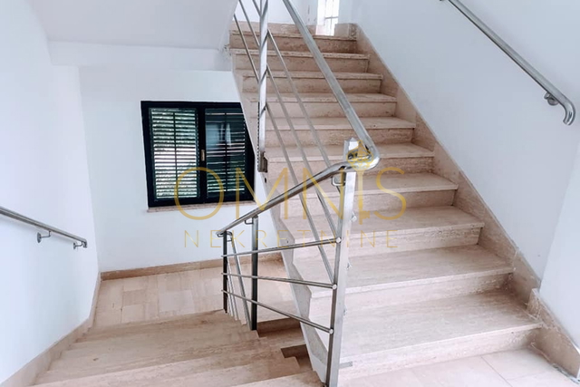 Pehlin, samostojeća kuća 580m2 + okučnica 1212m2, pogled na cijeli Kvarner, prodaja!